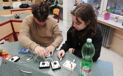 Badatelé z 9. A se vydali za poznáváním elektromagnetismu a zvukových jevů