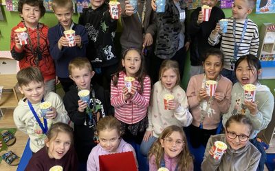 Netradičním vyráběním v družině oslavily děti Mezinárodní den popcornu